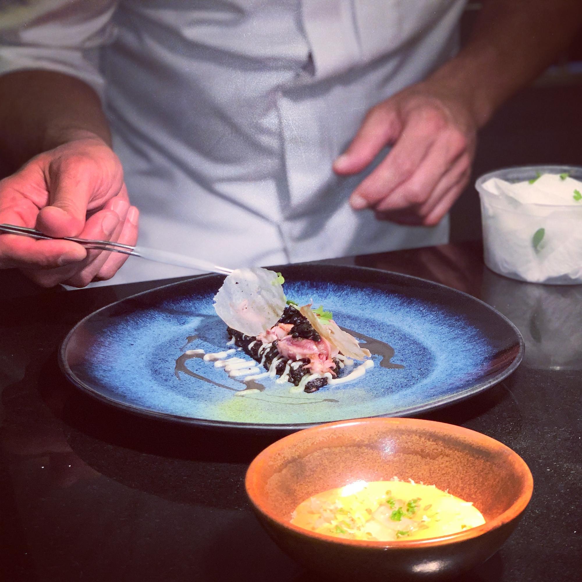 Instruktorius demonstruoja plating techniką